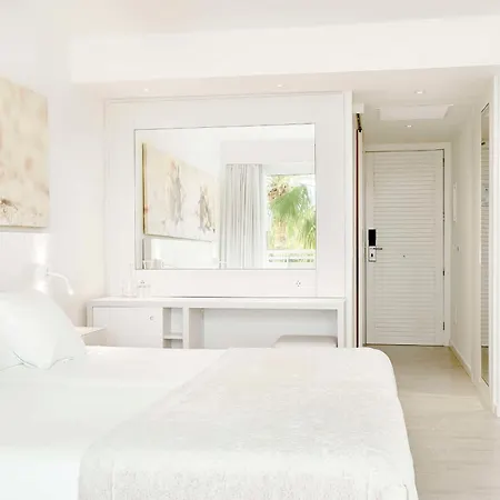 Готель Iberostar Waves Cristina 4*