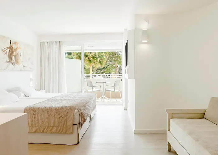 Готель Iberostar Waves Cristina 4*